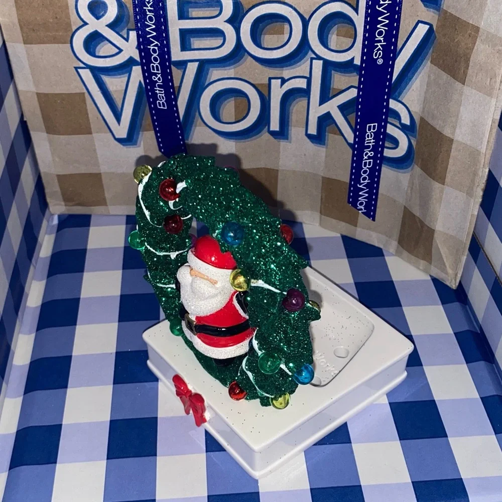 BATH AND BODY WORKS SANTA WREATH DECOR FOAMING HAND SOAP HOLDER